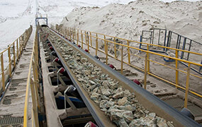 Open-pit mine conveying system 