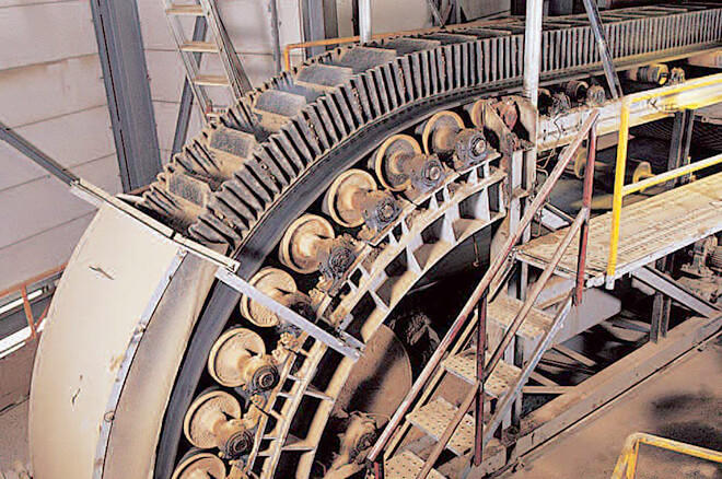 Sidewall belt conveyor store