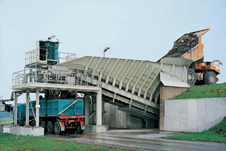 Wagon unloading apron feeder