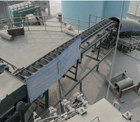 Dust clearing system of corrugated sidewall belt conveyor