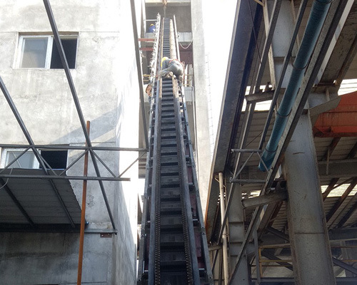 Steep incline belt conveyor