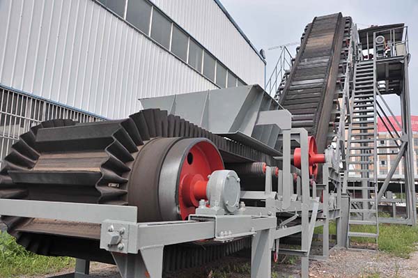 The difference between using sidewall conveyor and belt conveyor to convey wood chips
